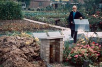 0002242_FourCorners_Photograph_WilfThust_HarryThorpe_ResearchOnAllotmentsInBirminghamSetupByProfessorThorpe_1975_Photo46.jpg