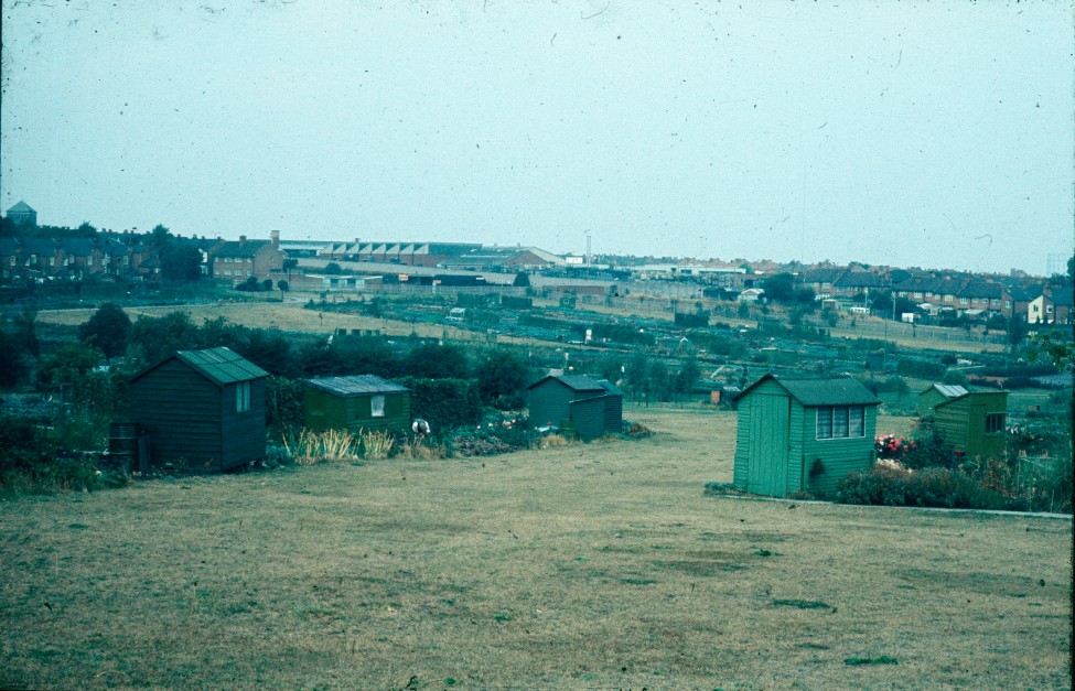 0002198_FourCorners_Photograph_WilfThust_HarryThorpe_ResearchOnAllotmentsInBirminghamSetupByProfessorThorpe_1975_Photo02.jpg