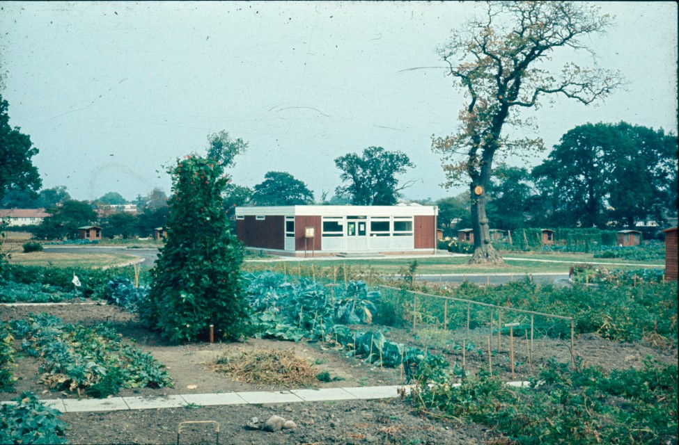 0002229_FourCorners_Photograph_WilfThust_HarryThorpe_ResearchOnAllotmentsInBirminghamSetupByProfessorThorpe_1975_Photo33.jpg