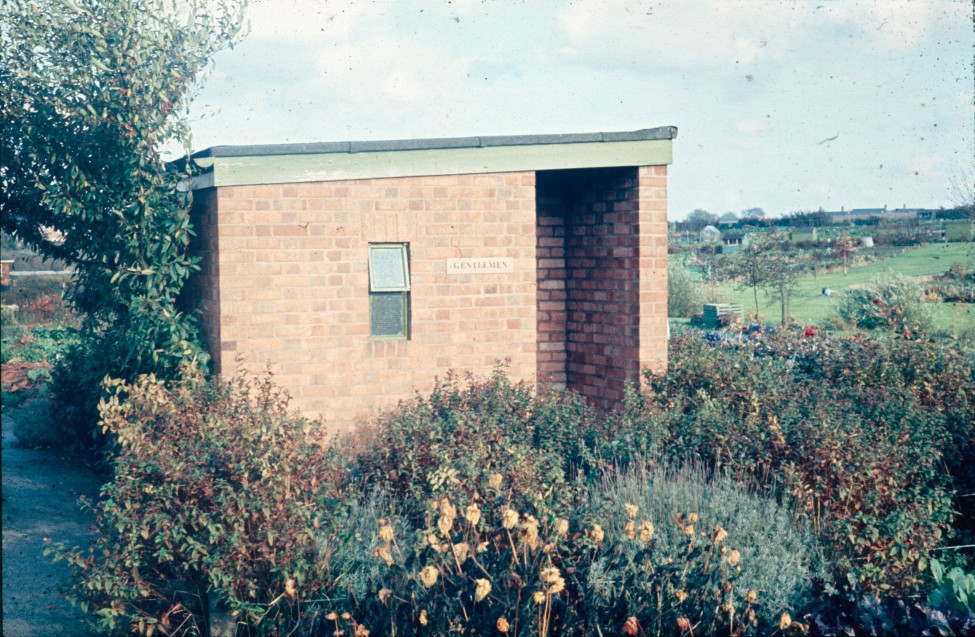 0002222_FourCorners_Photograph_WilfThust_HarryThorpe_ResearchOnAllotmentsInBirminghamSetupByProfessorThorpe_1975_Photo26.jpg