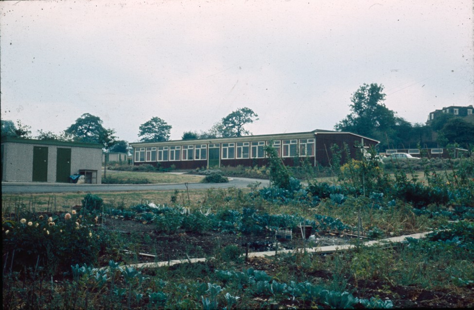 0002230_FourCorners_Photograph_WilfThust_HarryThorpe_ResearchOnAllotmentsInBirminghamSetupByProfessorThorpe_1975_Photo34.jpg