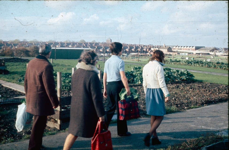 0002264_FourCorners_Photograph_WilfThust_HarryThorpe_ResearchOnAllotmentsInBirminghamSetupByProfessorThorpe_1975_Photo68.jpg