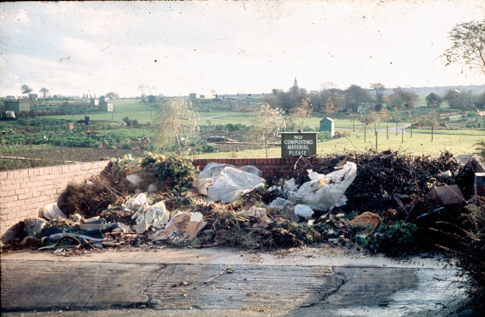 0002250_FourCorners_Photograph_WilfThust_HarryThorpe_ResearchOnAllotmentsInBirminghamSetupByProfessorThorpe_1975_Photo54.jpg