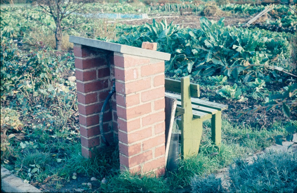 0002220_FourCorners_Photograph_WilfThust_HarryThorpe_ResearchOnAllotmentsInBirminghamSetupByProfessorThorpe_1975_Photo24.jpg