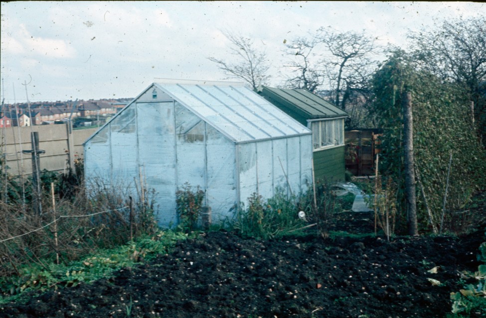 0002238_FourCorners_Photograph_WilfThust_HarryThorpe_ResearchOnAllotmentsInBirminghamSetupByProfessorThorpe_1975_Photo42.jpg