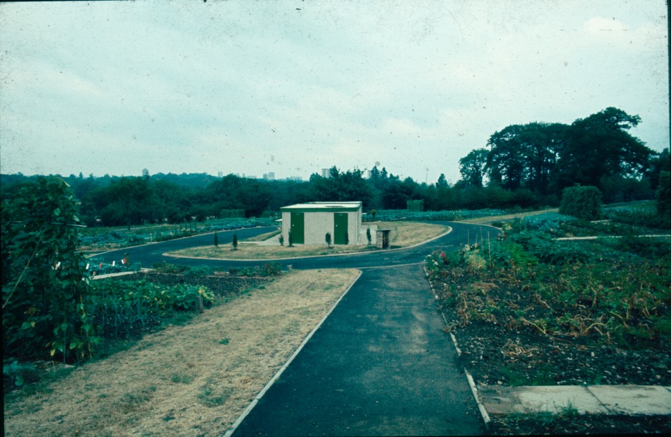 0002228_FourCorners_Photograph_WilfThust_HarryThorpe_ResearchOnAllotmentsInBirminghamSetupByProfessorThorpe_1975_Photo32.jpg